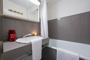 Combined shower/tub, towels