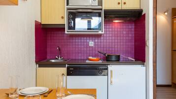 Een koelkast, een microgolfoven, een oven, een kookplaat