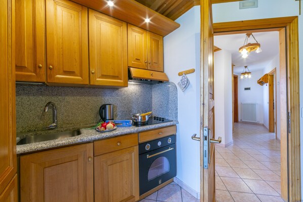 Frigorífico, horno, placa de cocina y lavavajillas