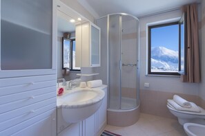 Shower, bidet, towels - Cervo Ski in - Ski out 200m, Livigno, Italy (Livigno)