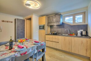 Kjøleskap, mikrobølgeovn, kokeplater og oppvaskmaskin