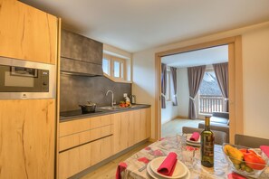 Réfrigérateur, micro-ondes, plaque de cuisson, lave-vaisselle