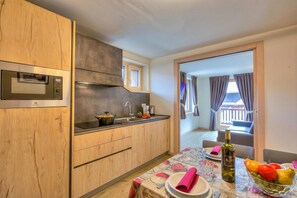 Kjøleskap, mikrobølgeovn, kokeplater og oppvaskmaskin