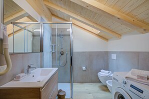 Kombination af bruser/badekar, bidet, håndklæder