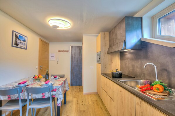 Fridge, microwave, stovetop, dishwasher