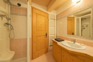 Dusj, hårføner, bidé og håndklær