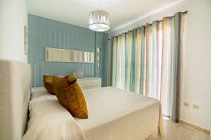 2 bedrooms, desk, WiFi, bed sheets