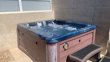 Bañera de hidromasaje al aire libre