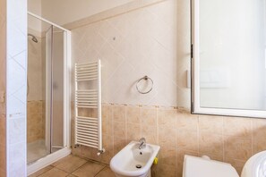 Doccia, bidet, asciugamani