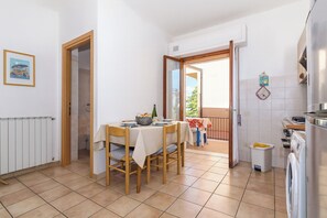 Geladeira, fogão, cooktop, talheres/pratos/utensílios de cozinha