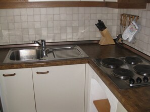 Kühlschrank, Mikrowelle, Herdplatte, Wasserkocher mit Kaffee-/Teezubehör