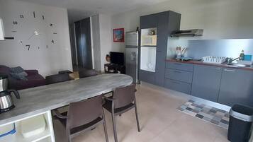 Deluxe Studio (2 separate rooms) | Living area