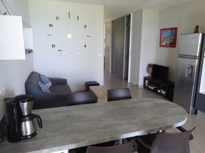 Studiosuite – deluxe, 1 kingsize-seng, ved strandkanten | Oppholdsområde | Flatskjerm-TV