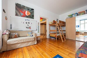 Children’s area - Huge (110sqm), central, child-friendly and new in Ausgehkiez Friedrichshain. (Berlin)
