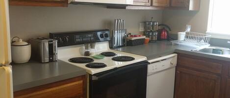 Departamento | Cocina privada | Refrigerador, microondas, horno y parrilla de estufa