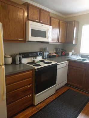 Apartment | Private kitchen | Fridge, microwave, oven, stovetop - The Better Half Duplex on 7th (Charlotte)