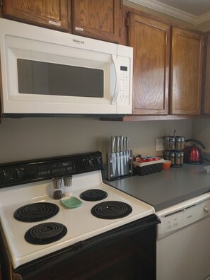 Apartment | Private kitchen | Fridge, microwave, oven, stovetop - The Better Half Duplex on 7th (Charlotte)