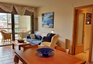 Smart TV, DVD player, books, stereo