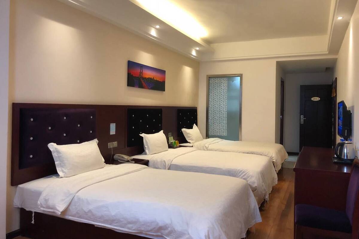 Camera tripla | Una scrivania, tende oscuranti, Wi-Fi gratuito