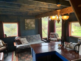 Family Tree House, 1 Bedroom, Partial Ocean View | Living area