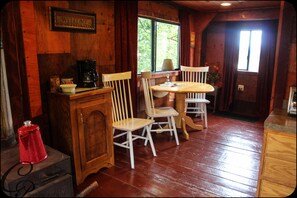 Tree House | Private kitchenette | Fridge, microwave, stovetop, coffee/tea maker - Cottonwood Cabins (Homer)