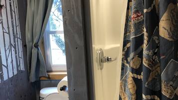 Tree House | Bathroom | Shower, free toiletries, towels