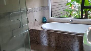 Shower, free toiletries, towels