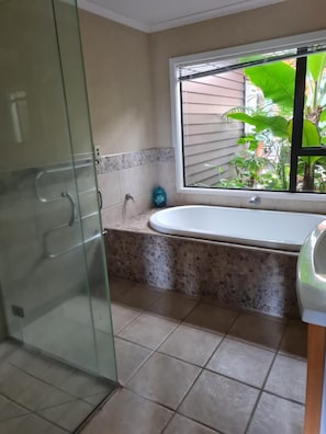 Shower, free toiletries, towels - Heta Bed and Breakfast (New Plymouth)