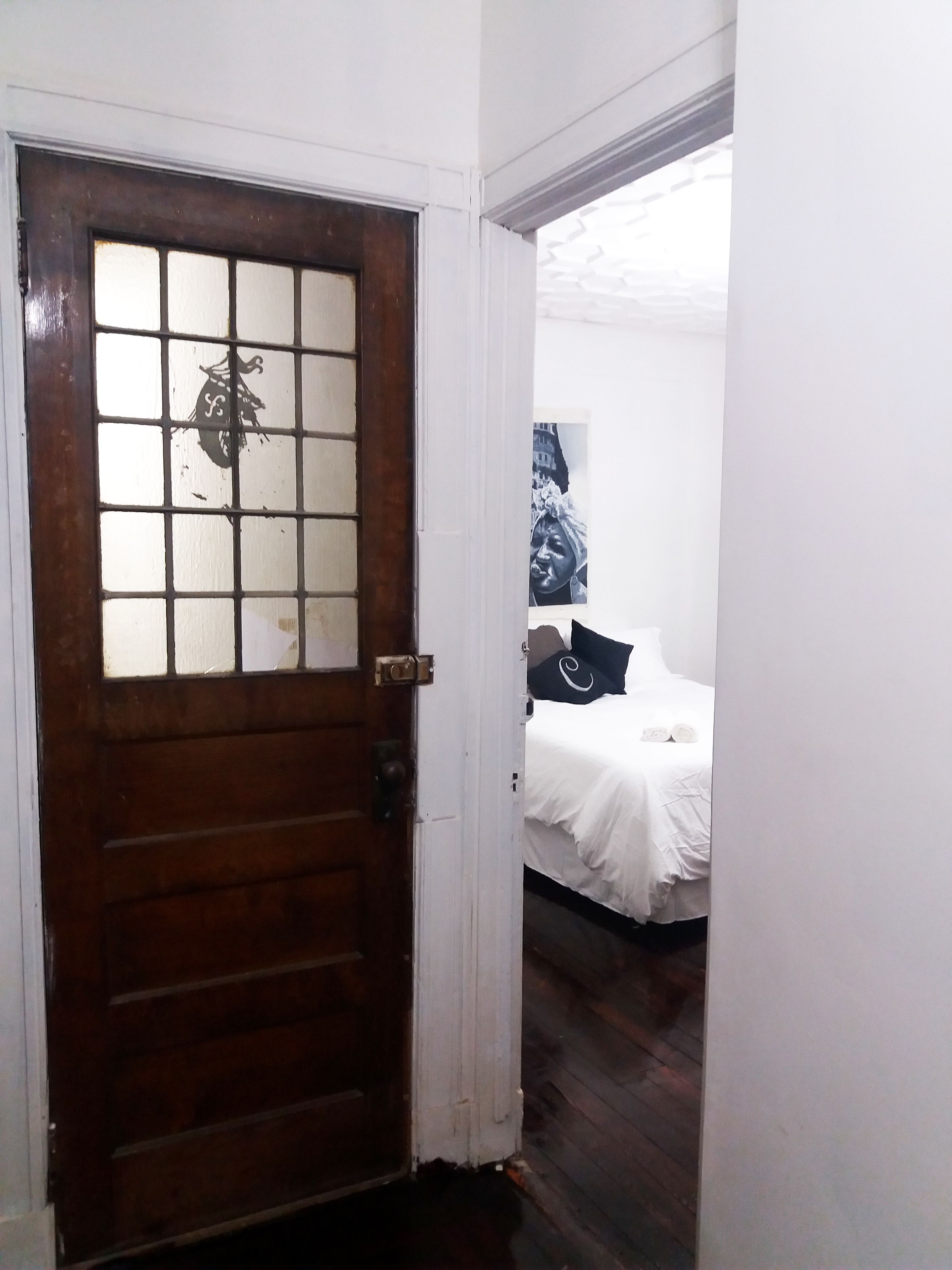 Standard Double Room, 1 Queen Bed, Shared Bathroom | Individually decorated, individually furnished, iron/ironing board