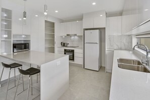 Family Apartment, 2 Bedrooms | Private kitchen | Microwave, coffee/tea maker, electric kettle - Aquarius Kawana (Birtinya)