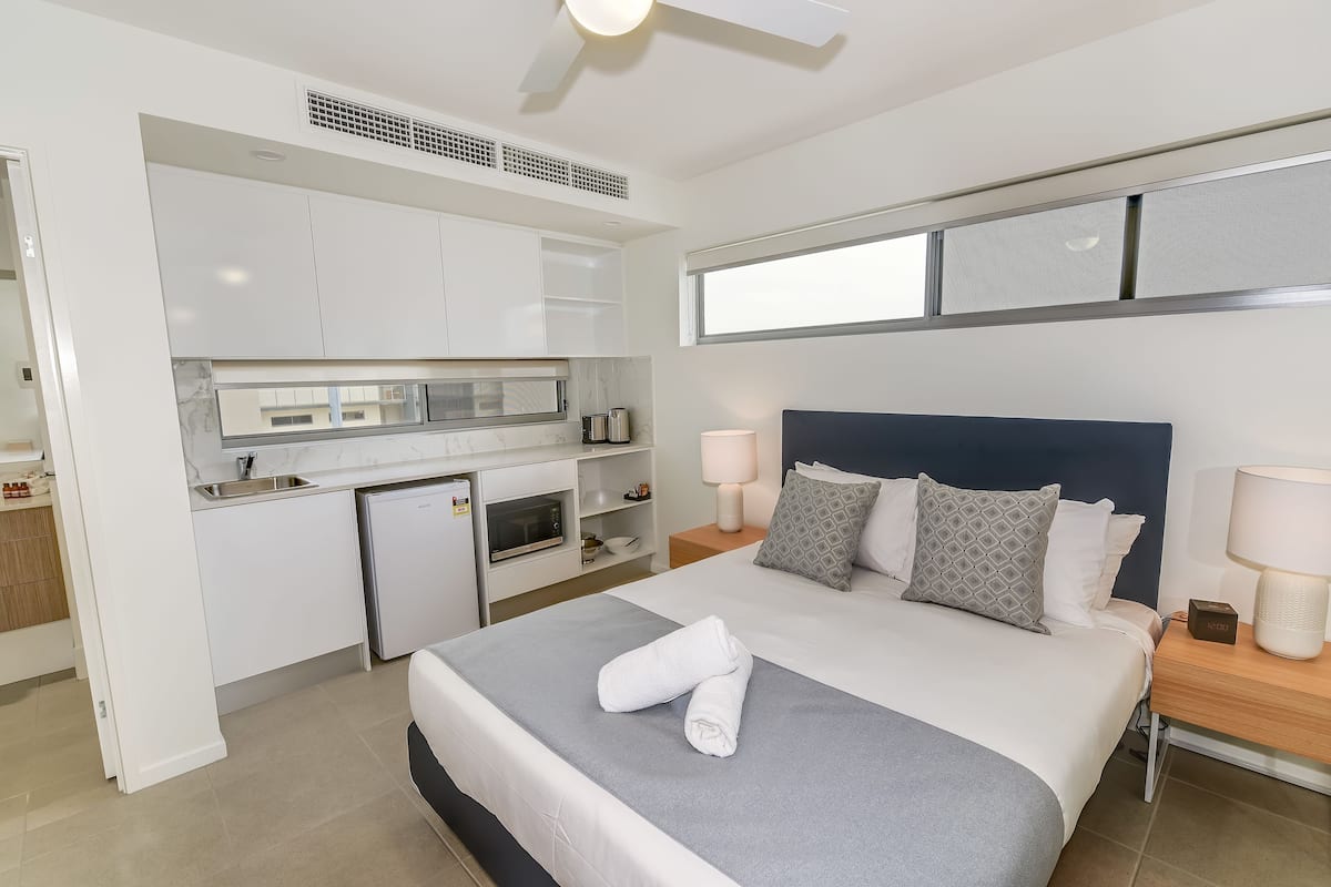 Estudio Deluxe, 1 cama Queen size | 2 habitaciones, escritorio, tabla de planchar con plancha y wifi gratis