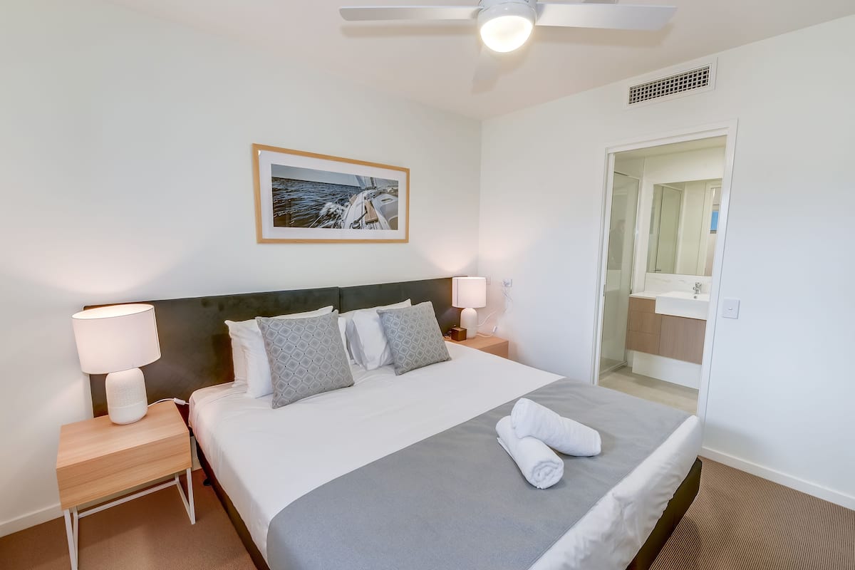 Habitación estándar con 1 cama matrimonial o 2 individuales, 1 habitación, vista al lago | 2 habitaciones, escritorio, tabla de planchar con plancha y wifi gratis