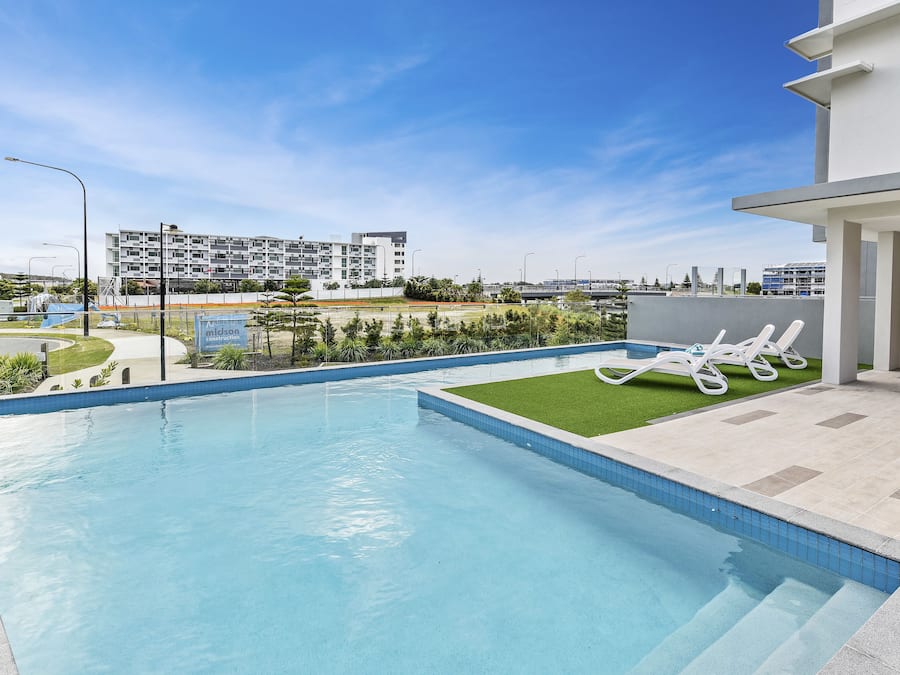 Hồ bơi ngoài trời, mở cửa từ 7:00 đến 21:00, ghế dài tắm nắng