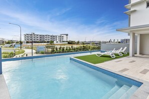 Outdoor pool, open 7:00 AM to 9:00 PM, sun loungers - Aquarius Kawana (Birtinya)