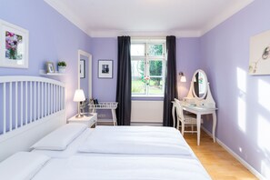 2 habitaciones, tabla de planchar con plancha y cuna de viaje 