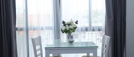 Executive Apartment, 1 King Bed | In-room dining