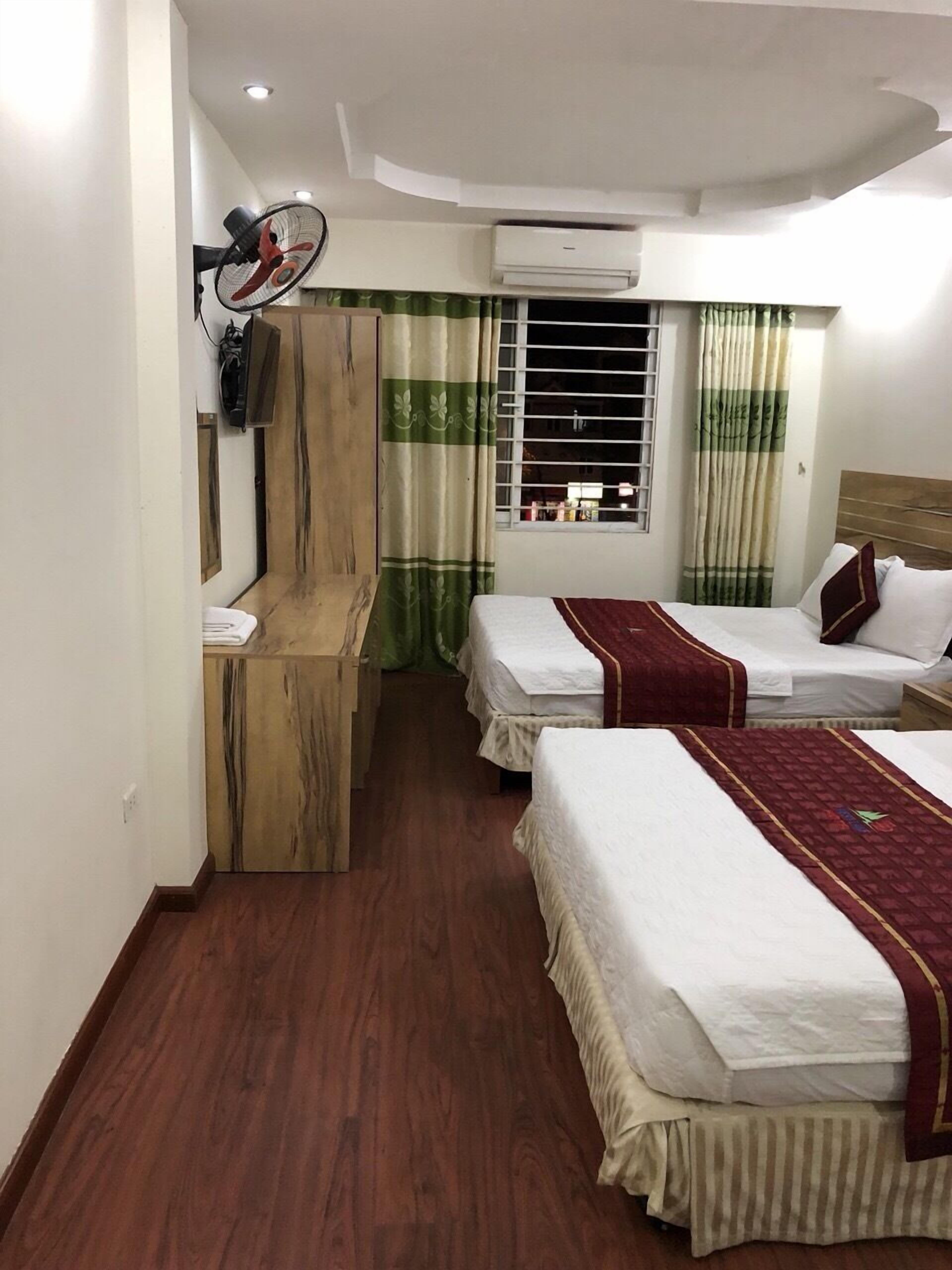 Phòng 2 giường đơn Deluxe | Minibar, bàn, bàn ủi/dụng cụ ủi quần áo 