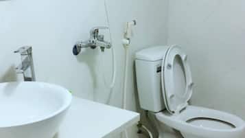 Buồng tắm vòi sen, đồ dùng nhà tắm miễn phí, máy sấy tóc
