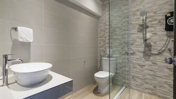 The World History | Bathroom | Shower, free toiletries, towels