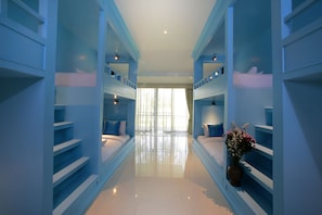Dormitório compartilhado com design assinado | Individualmente decorados, individualmente mobiliados, cortinas blackout