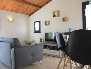 TV - Cozy 2-Room House with Loft, Pool & Tennis, 600m from Sea - Bretignolles-sur-Mer (Bretignolles-sur-Mer)