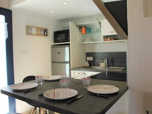 Fridge, microwave, oven, stovetop - Cozy 2-Room House with Loft, Pool & Tennis, 600m from Sea - Bretignolles-sur-Mer (Bretignolles-sur-Mer)