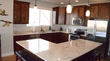 KĂŒhlschrank, Mikrowelle, Ofen, Herdplatte