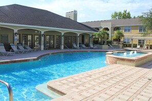 Alberca al aire libre y alberca climatizada