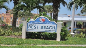 Un panneau indiquant « Clearwater, la meilleure ville balnéaire de Floride », avec un logo représentant un ballon de plage et l’année 2013.
