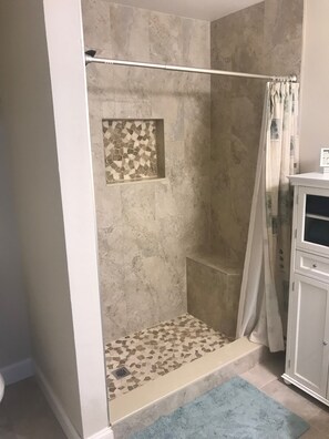 Shower, hair dryer, towels, toilet paper -  The Avalon at Clearwater - Desirable FIRST FLOOR Unit 2 bed - 2 bath (Clearwater)