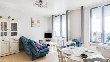 Smart-tv, een dvd-speler, boeken en een stereo