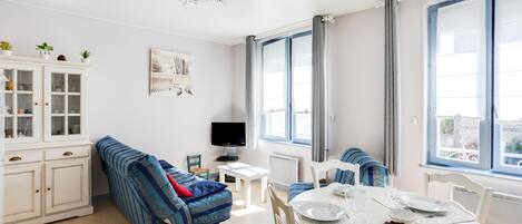 Smart TV, DVD player, books, stereo