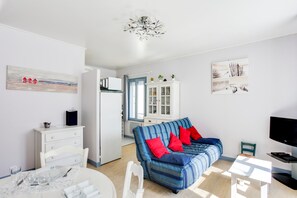 TV connectée, lecteur de DVD, livres, chaîne hi-fi