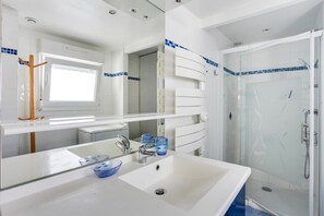 Ducha, secador de pelo, toallas, papel higiénico